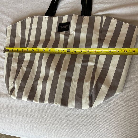 NWT Victoria's Secret Gray Striped Travel Beach Tote Bag 15 Inch - Picture 5 of 7